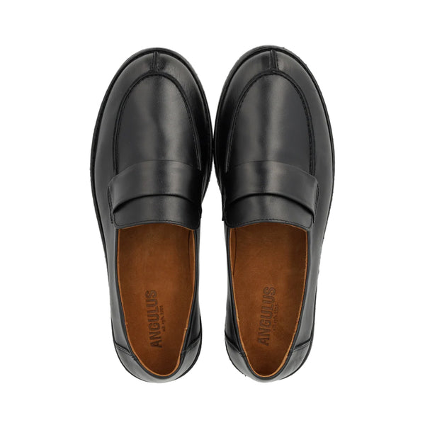 Supermjuka, enkla loafers med sömmar vid tån. Skon har rund tå, mjuk klack och tåhätta, vadderad innersula och foder i kromfri mocka, samt en lätt, mjuk och flexibel svart gummisula med ANGULUS-logotyp. Kan också användas som tofflor:) Tillverkad i naturligt och andningsbart läder. Designad i Danmark och handgjord i Portugal.



Färg:&nbsp;Svart

Material:&nbsp;Läder, läderfoder

Sula: Tunit / crepe-gummi

Passform: Normal

Tillverkad i: Portugal