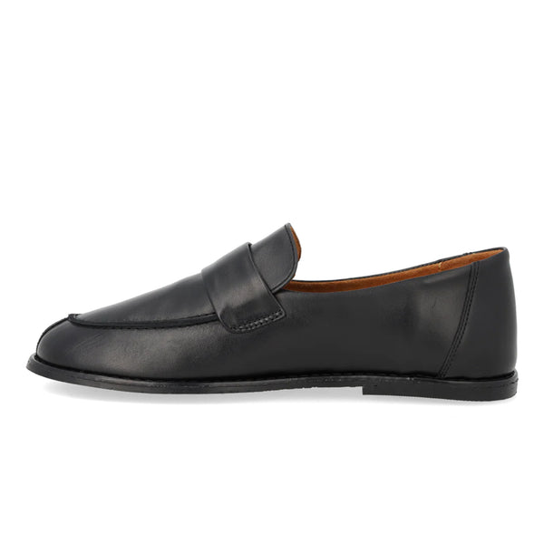 Supermjuka, enkla loafers med sömmar vid tån. Skon har rund tå, mjuk klack och tåhätta, vadderad innersula och foder i kromfri mocka, samt en lätt, mjuk och flexibel svart gummisula med ANGULUS-logotyp. Kan också användas som tofflor:) Tillverkad i naturligt och andningsbart läder. Designad i Danmark och handgjord i Portugal.



Färg:&nbsp;Svart

Material:&nbsp;Läder, läderfoder

Sula: Tunit / crepe-gummi

Passform: Normal

Tillverkad i: Portugal