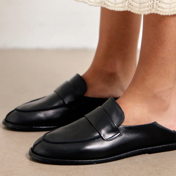 Supermjuka, enkla loafers med sömmar vid tån. Skon har rund tå, mjuk klack och tåhätta, vadderad innersula och foder i kromfri mocka, samt en lätt, mjuk och flexibel svart gummisula med ANGULUS-logotyp. Kan också användas som tofflor:) Tillverkad i naturligt och andningsbart läder. Designad i Danmark och handgjord i Portugal.



Färg:&nbsp;Svart

Material:&nbsp;Läder, läderfoder

Sula: Tunit / crepe-gummi

Passform: Normal

Tillverkad i: Portugal