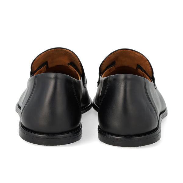 Supermjuka, enkla loafers med sömmar vid tån. Skon har rund tå, mjuk klack och tåhätta, vadderad innersula och foder i kromfri mocka, samt en lätt, mjuk och flexibel svart gummisula med ANGULUS-logotyp. Kan också användas som tofflor:) Tillverkad i naturligt och andningsbart läder. Designad i Danmark och handgjord i Portugal.



Färg:&nbsp;Svart

Material:&nbsp;Läder, läderfoder

Sula: Tunit / crepe-gummi

Passform: Normal

Tillverkad i: Portugal