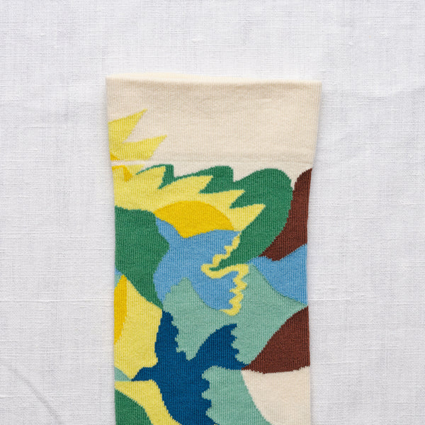 Strumpor från franska Bonne Maison. De är tillverkade av finaste egyptiska bomull och en dubbeltrådig elastan.&nbsp;

Färg: Mönster i solgult, blått, brunt och grönt på naturvit botten och klarröd tå.

Material: 90% bomull, 8% polyamid, 2% elastan

Skötselråd: 30/40 grader

Tillverkad i: Portugal