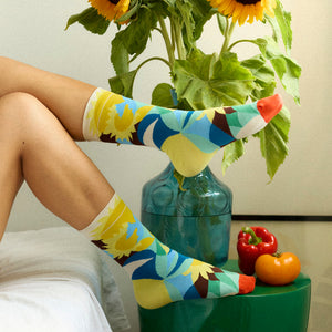 Strumpor från franska Bonne Maison. De är tillverkade av finaste egyptiska bomull och en dubbeltrådig elastan.&nbsp;

Färg: Mönster i solgult, blått, brunt och grönt på naturvit botten och klarröd tå.

Material: 90% bomull, 8% polyamid, 2% elastan

Skötselråd: 30/40 grader

Tillverkad i: Portugal