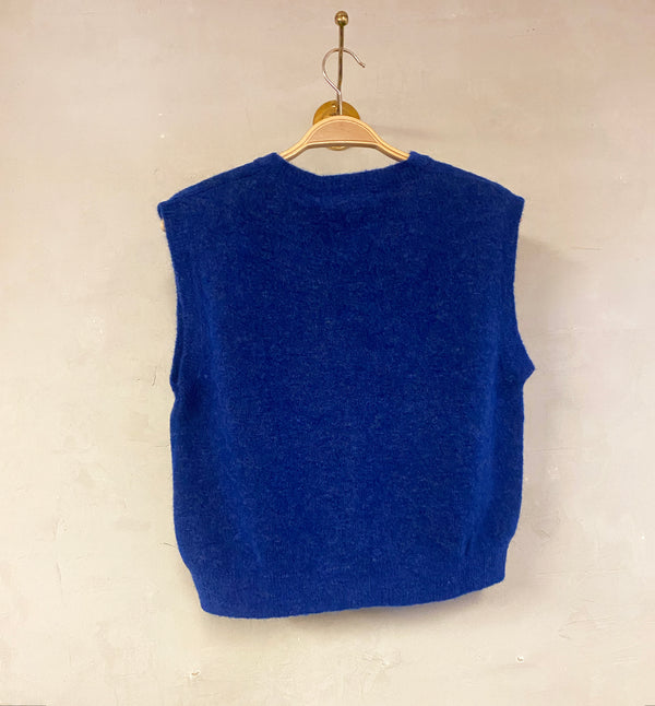 Väst Solene från Sibin Linnebjerg. Stickad i en mjuk ullblandning. Små knappar fram.

Färg: Kornblå

Material: 48% baby alpacka, 20% ull, 30% polyamide, 2% elastan.&nbsp;Certifierad mulesingfri ull. Garnet kommer från Italien.

Tillverkad i: Serbien
