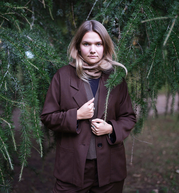 kavaj Sonia. En avslappnad kavaj. Helfodrad, sprund bak och två fickor fram. Sydd i ett deadstock tyg. Matcha med byxa Jill Tigeröga för hel kostym.

Färg: Brunsvart, svart foder.

Material: Yttertyg: 54% polyester, 44% ull, 2% elastan, deadstock. Foder: 60% acetat, 40% viskos från Italien.