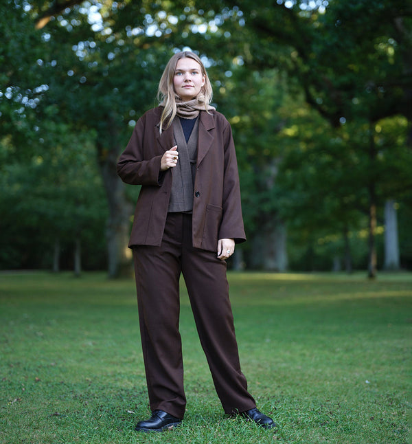 kavaj Sonia. En avslappnad kavaj. Helfodrad, sprund bak och två fickor fram. Sydd i ett deadstock tyg. Matcha med byxa Jill Tigeröga för hel kostym.

Färg: Brunsvart, svart foder.

Material: Yttertyg: 54% polyester, 44% ull, 2% elastan, deadstock. Foder: 60% acetat, 40% viskos från Italien.