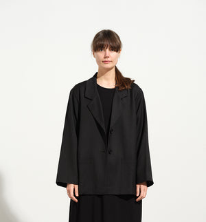 kavaj Sonia Kritstreck. En avslappnad kavaj. Helfodrad och fickor fram. Sydd i ett deadstock tyg.

Färg: Svart med grå och roströda streck, svart foder.

Material: Yttertyg: 100% ull, deadstock. Foder: 60% acetat, 40% viskos från Italien.