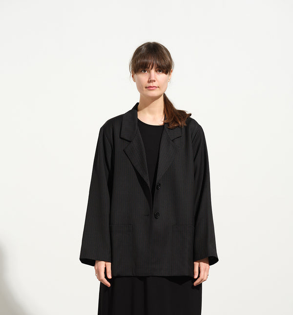 kavaj Sonia Kritstreck. En avslappnad kavaj. Helfodrad och fickor fram. Sydd i ett deadstock tyg.

Färg: Svart med grå och roströda streck, svart foder.

Material: Yttertyg: 100% ull, deadstock. Foder: 60% acetat, 40% viskos från Italien.