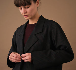 Vår kavaj Sonia Kritstreck. En avslappnad kavaj. Helfodrad och fickor fram. Sydd i ett deadstock tyg.

Färg: Svart med grå och roströda streck, svart foder.

Material: Yttertyg: 100% ull, deadstock. Foder: 60% acetat, 40% viskos från Italien.