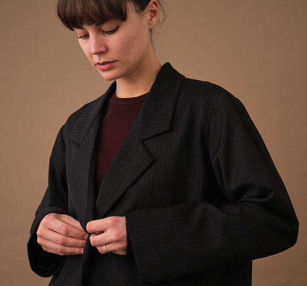 Vår kavaj Sonia Kritstreck. En avslappnad kavaj. Helfodrad och fickor fram. Sydd i ett deadstock tyg.

Färg: Svart med grå och roströda streck, svart foder.

Material: Yttertyg: 100% ull, deadstock. Foder: 60% acetat, 40% viskos från Italien.