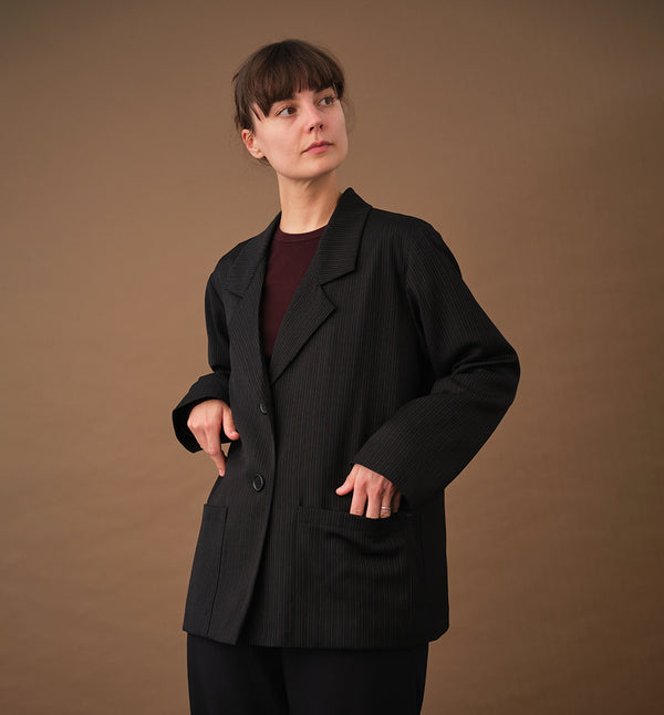 Vår kavaj Sonia Kritstreck. En avslappnad kavaj. Helfodrad och fickor fram. Sydd i ett deadstock tyg.

Färg: Svart med grå och roströda streck, svart foder.

Material: Yttertyg: 100% ull, deadstock. Foder: 60% acetat, 40% viskos från Italien.