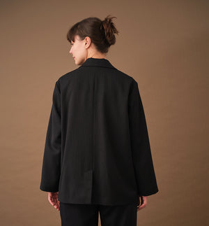 Vår kavaj Sonia Kritstreck. En avslappnad kavaj. Helfodrad och fickor fram. Sydd i ett deadstock tyg.

Färg: Svart med grå och roströda streck, svart foder.

Material: Yttertyg: 100% ull, deadstock. Foder: 60% acetat, 40% viskos från Italien.