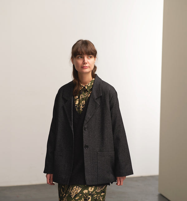 kavaj Sonia Stenhimlar. En avslappnad kavaj med lång ärm, enkelknäppning med två knappar. Helfodrad, sprund bak och två fickor fram. Sydd i ett deadstocktyg

Färg: Svart med vita rutor, svart foder.

Material: Yttertyg: 48% ull, 39% polyamid, 13% bomull, deadstock.