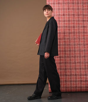 kavaj Sonia Stenhimlar. En avslappnad kavaj med lång ärm, enkelknäppning med två knappar. Helfodrad, sprund bak och två fickor fram. Sydd i ett deadstocktyg

Färg: Svart med vita rutor, svart foder.

Material: Yttertyg: 48% ull, 39% polyamid, 13% bomull, deadstock.