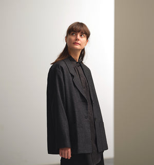 kavaj Sonia Stenhimlar. En avslappnad kavaj med lång ärm, enkelknäppning med två knappar. Helfodrad, sprund bak och två fickor fram. Sydd i ett deadstocktyg

Färg: Svart med vita rutor, svart foder.

Material: Yttertyg: 48% ull, 39% polyamid, 13% bomull, deadstock.