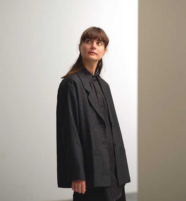 kavaj Sonia Stenhimlar. En avslappnad kavaj med lång ärm, enkelknäppning med två knappar. Helfodrad, sprund bak och två fickor fram. Sydd i ett deadstocktyg

Färg: Svart med vita rutor, svart foder.

Material: Yttertyg: 48% ull, 39% polyamid, 13% bomull, deadstock.