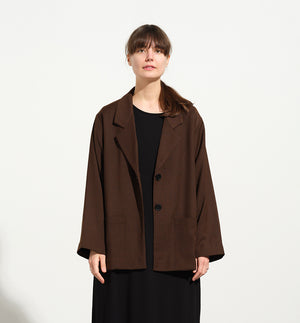 kavaj Sonia. En avslappnad kavaj. Helfodrad, sprund bak och två fickor fram. Sydd i ett deadstock tyg. Matcha med byxa Jill Tigeröga för hel kostym.

Färg: Brunsvart, svart foder.

Material: Yttertyg: 54% polyester, 44% ull, 2% elastan, deadstock. Foder: 60% acetat, 40% viskos från Italien.