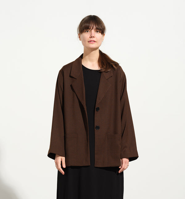 kavaj Sonia. En avslappnad kavaj. Helfodrad, sprund bak och två fickor fram. Sydd i ett deadstock tyg. Matcha med byxa Jill Tigeröga för hel kostym.

Färg: Brunsvart, svart foder.

Material: Yttertyg: 54% polyester, 44% ull, 2% elastan, deadstock. Foder: 60% acetat, 40% viskos från Italien.