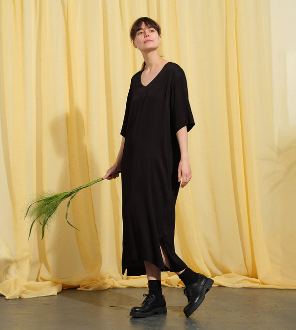 Liebling klänning Sparv i tyget Zodiak. Lyxigt enkel kaftanklänning till årets alla fester. Rak modell, v-ringning, sidfickor och slits i sidorna. Obibälte ingår.&nbsp;Bältet är&nbsp;lätt vadderat och passar även fint att ha till annat:) Tyget har en fin struktur och lyster som adderar det lilla extra!&nbsp;

Färg: Svart

Material: 100% viskos från Bulgarien.