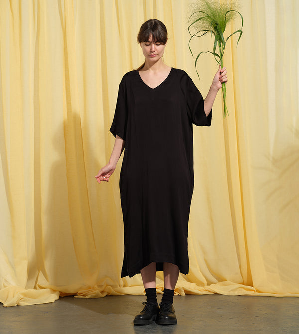 Liebling klänning Sparv i tyget Zodiak. Lyxigt enkel kaftanklänning till årets alla fester. Rak modell, v-ringning, sidfickor och slits i sidorna. Obibälte ingår.&nbsp;Bältet är&nbsp;lätt vadderat och passar även fint att ha till annat:) Tyget har en fin struktur och lyster som adderar det lilla extra!&nbsp;

Färg: Svart

Material: 100% viskos från Bulgarien.