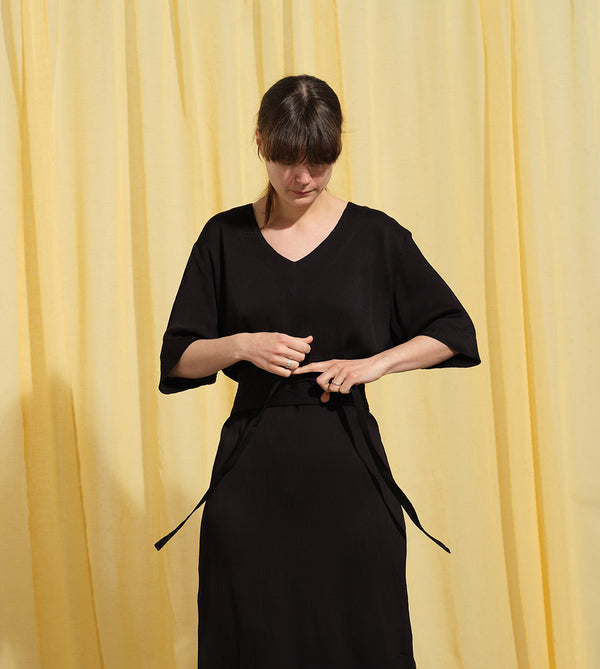 Liebling klänning Sparv i tyget Zodiak. Lyxigt enkel kaftanklänning till årets alla fester. Rak modell, v-ringning, sidfickor och slits i sidorna. Obibälte ingår.&nbsp;Bältet är&nbsp;lätt vadderat och passar även fint att ha till annat:) Tyget har en fin struktur och lyster som adderar det lilla extra!&nbsp;

Färg: Svart

Material: 100% viskos från Bulgarien.