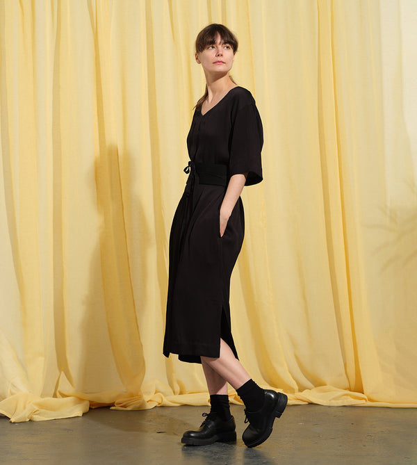 Liebling klänning Sparv i tyget Zodiak. Lyxigt enkel kaftanklänning till årets alla fester. Rak modell, v-ringning, sidfickor och slits i sidorna. Obibälte ingår.&nbsp;Bältet är&nbsp;lätt vadderat och passar även fint att ha till annat:) Tyget har en fin struktur och lyster som adderar det lilla extra!&nbsp;

Färg: Svart

Material: 100% viskos från Bulgarien.