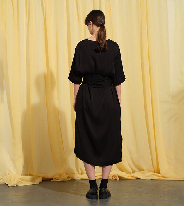 Liebling klänning Sparv i tyget Zodiak. Lyxigt enkel kaftanklänning till årets alla fester. Rak modell, v-ringning, sidfickor och slits i sidorna. Obibälte ingår.&nbsp;Bältet är&nbsp;lätt vadderat och passar även fint att ha till annat:) Tyget har en fin struktur och lyster som adderar det lilla extra!&nbsp;

Färg: Svart

Material: 100% viskos från Bulgarien.