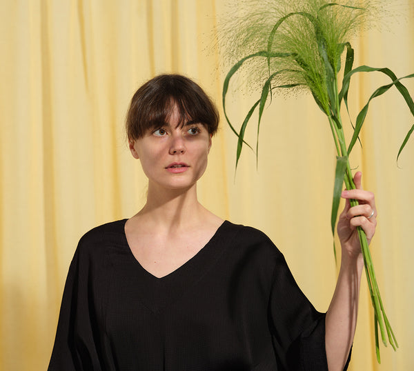 Liebling klänning Sparv i tyget Zodiak. Lyxigt enkel kaftanklänning till årets alla fester. Rak modell, v-ringning, sidfickor och slits i sidorna. Obibälte ingår.&nbsp;Bältet är&nbsp;lätt vadderat och passar även fint att ha till annat:) Tyget har en fin struktur och lyster som adderar det lilla extra!&nbsp;

Färg: Svart

Material: 100% viskos från Bulgarien.