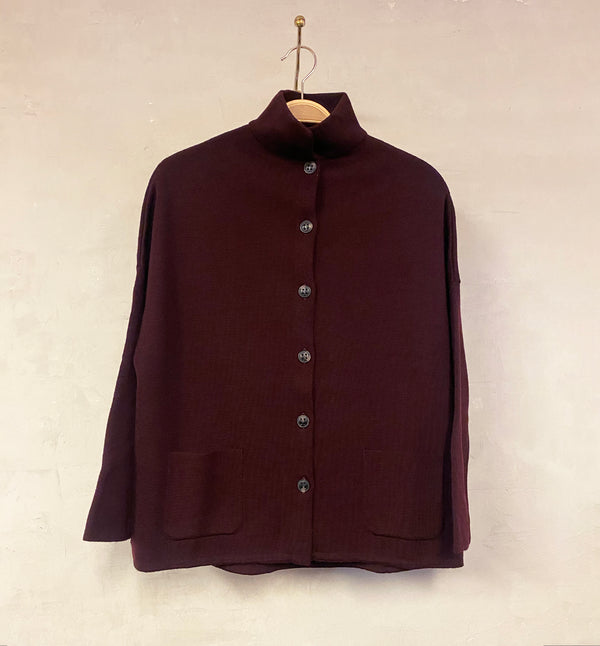 Kofta Spring från Sibin Linnebjerg. Koftan är stilren med avslappnad passform, något croppad ärm. Knappar och två fickor fram.&nbsp;

Färg: Aubergine

Material: 50% merinoull, 50% akryl. Certifierad mulesingfri ull. Garnet kommer från Italien.

Tillverkad i: Serbien&nbsp;