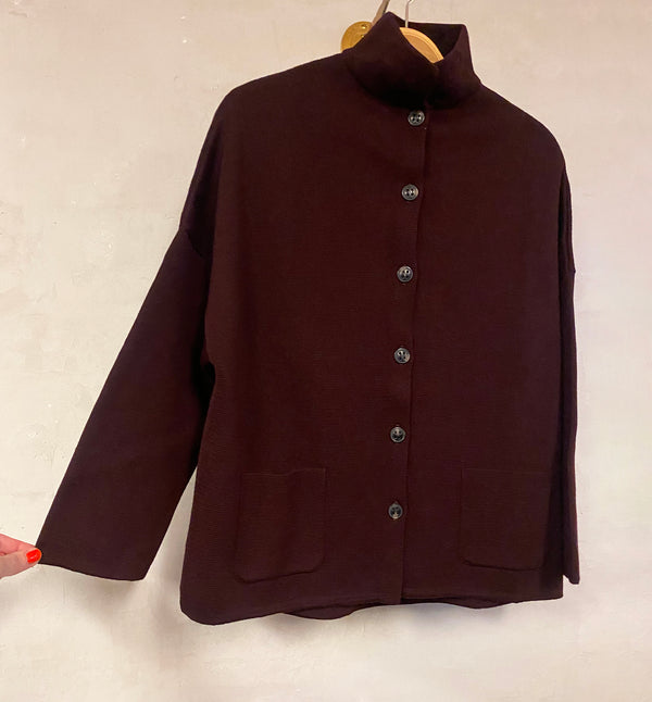 Kofta Spring från Sibin Linnebjerg. Koftan är stilren med avslappnad passform, något croppad ärm. Knappar och två fickor fram.&nbsp;

Färg: Aubergine

Material: 50% merinoull, 50% akryl. Certifierad mulesingfri ull. Garnet kommer från Italien.

Tillverkad i: Serbien&nbsp;
