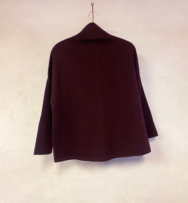 Kofta Spring från Sibin Linnebjerg. Koftan är stilren med avslappnad passform, något croppad ärm. Knappar och två fickor fram.&nbsp;

Färg: Aubergine

Material: 50% merinoull, 50% akryl. Certifierad mulesingfri ull. Garnet kommer från Italien.

Tillverkad i: Serbien&nbsp;