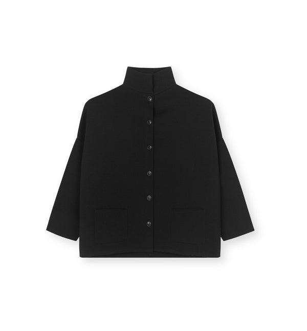 Kofta Spring från Sibin Linnebjerg. Koftan är stilren med avslappnad passform, något croppad ärm. Knappar och två fickor fram.&nbsp;

Färg: Svart

Material: 50% merinoull, 50% akryl. Certifierad mulesingfri ull. Garnet kommer från Italien.

Tillverkad i: Serbien&nbsp;