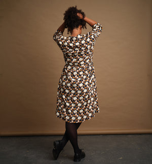 Vår egen klänning Svala Farin. En ankellång skjortklänning med lös passform, trekvartsärm och fickor i sidorna. Ok med rynk i ryggen. Färg: Svart, farinbrun, aprikos, vit  Material:  100% EcoVero viskos