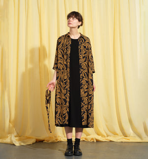 Lieblings klänning Svala Cannes. En vadlång skjortklänning med lös passform, trekvartsärm och fickor i sidorna. Ok med rynk i ryggen. Svala är fin både öppen och stängd, med eller utan band. Svarta knappar mitt fram och vid ärmslut. Sydd i en fin viskos.

Färg: Ockragula palmblad på svart botten

Material:&nbsp;51% EcoVero, 49% viskos från Frankrike.
Tillverkad i:&nbsp;Litauen
Designad i:&nbsp;Malmö

Upplaga: 65&nbsp;st