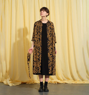 Lieblings klänning Svala Cannes. En vadlång skjortklänning med lös passform, trekvartsärm och fickor i sidorna. Ok med rynk i ryggen. Svala är fin både öppen och stängd, med eller utan band. Svarta knappar mitt fram och vid ärmslut. Sydd i en fin viskos.

Färg: Ockragula palmblad på svart botten

Material:&nbsp;51% EcoVero, 49% viskos från Frankrike.
Tillverkad i:&nbsp;Litauen
Designad i:&nbsp;Malmö

Upplaga: 65&nbsp;st