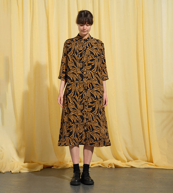 Lieblings klänning Svala Cannes. En vadlång skjortklänning med lös passform, trekvartsärm och fickor i sidorna. Ok med rynk i ryggen. Svala är fin både öppen och stängd, med eller utan band. Svarta knappar mitt fram och vid ärmslut. Sydd i en fin viskos.

Färg: Ockragula palmblad på svart botten

Material:&nbsp;51% EcoVero, 49% viskos från Frankrike.
Tillverkad i:&nbsp;Litauen
Designad i:&nbsp;Malmö

Upplaga: 65&nbsp;st