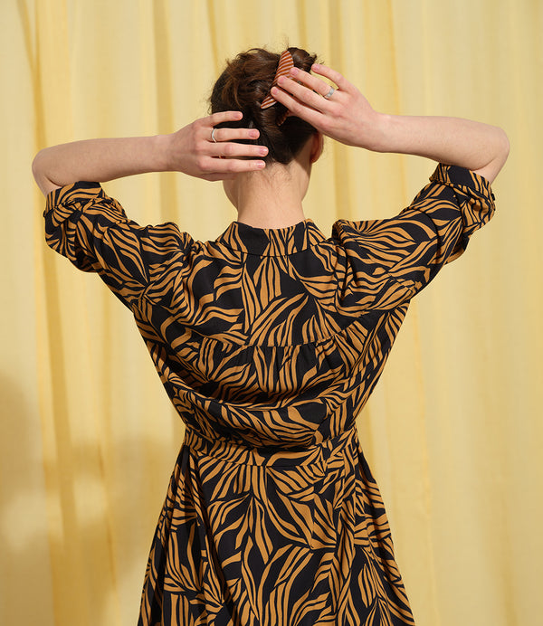 Lieblings klänning Svala Cannes. En vadlång skjortklänning med lös passform, trekvartsärm och fickor i sidorna. Ok med rynk i ryggen. Svala är fin både öppen och stängd, med eller utan band. Svarta knappar mitt fram och vid ärmslut. Sydd i en fin viskos.

Färg: Ockragula palmblad på svart botten

Material:&nbsp;51% EcoVero, 49% viskos från Frankrike.
Tillverkad i:&nbsp;Litauen
Designad i:&nbsp;Malmö

Upplaga: 65&nbsp;st