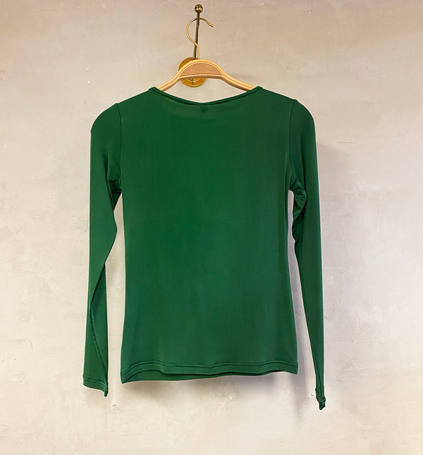 Den fina bastoppen som passar till det mesta! Från Bric-a-brac i skön silkesliknande bambuviskos. Längd mitt bak i storlek&nbsp;M: 56 cm.

Färg: Grön

Material: 95% bambuviskos, 5% elastan.

Skötselråd: 30 grader fintvätt

Tillverkad i:&nbsp;Stickad i Sverige, sydd i&nbsp;Litauen