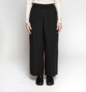 Byxor Thit från dansk Muse Wear. Klassiska och bekväma pull-on-byxor med vida, raka ben. Sydda i en lyxig Tencel- och linneblandning. Designad i danska Thy.&nbsp;

Färg: Svart

Material: 70% Tencel,&nbsp;30% linne.&nbsp;Detta tyg är tillverkat i Portugal.

Skötselråd: 30 grader fintvätt

Tillverkad i: Portugal&nbsp;