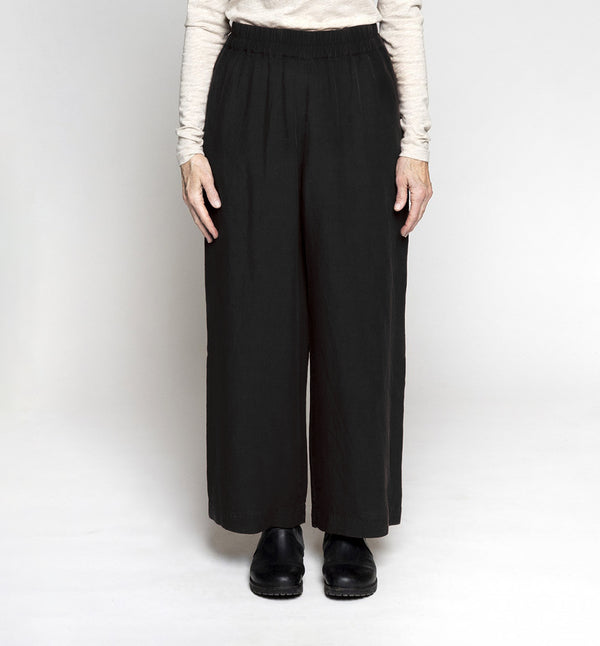 Byxor Thit från dansk Muse Wear. Klassiska och bekväma pull-on-byxor med vida, raka ben. Sydda i en lyxig Tencel- och linneblandning. Designad i danska Thy.&nbsp;

Färg: Svart

Material: 70% Tencel,&nbsp;30% linne.&nbsp;Detta tyg är tillverkat i Portugal.

Skötselråd: 30 grader fintvätt

Tillverkad i: Portugal&nbsp;