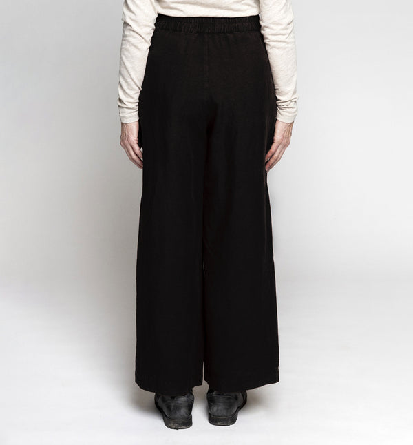 Byxor Thit från dansk Muse Wear. Klassiska och bekväma pull-on-byxor med vida, raka ben. Sydda i en lyxig Tencel- och linneblandning. Designad i danska Thy.&nbsp;

Färg: Svart

Material: 70% Tencel,&nbsp;30% linne.&nbsp;Detta tyg är tillverkat i Portugal.

Skötselråd: 30 grader fintvätt

Tillverkad i: Portugal&nbsp;