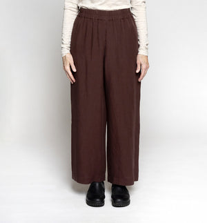Byxor Thit från dansk Muse Wear. Klassiska och bekväma pull-on-byxor med vida, raka ben. Sydda i en lyxig Tencel- och linneblandning. Designad i danska Thy.&nbsp;

Färg: Kastanj, rödbrun

Material: 70% Tencel,&nbsp;30% linne.&nbsp;Detta tyg är tillverkat i Portugal.

Skötselråd: 30 grader fintvätt

Tillverkad i: Portugal&nbsp;