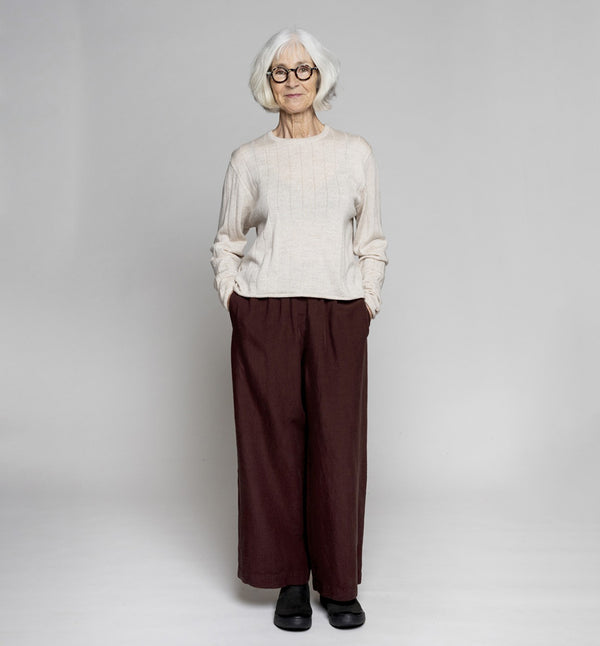 Byxor Thit från dansk Muse Wear. Klassiska och bekväma pull-on-byxor med vida, raka ben. Sydda i en lyxig Tencel- och linneblandning. Designad i danska Thy.&nbsp;

Färg: Kastanj, rödbrun

Material: 70% Tencel,&nbsp;30% linne.&nbsp;Detta tyg är tillverkat i Portugal.

Skötselråd: 30 grader fintvätt

Tillverkad i: Portugal&nbsp;