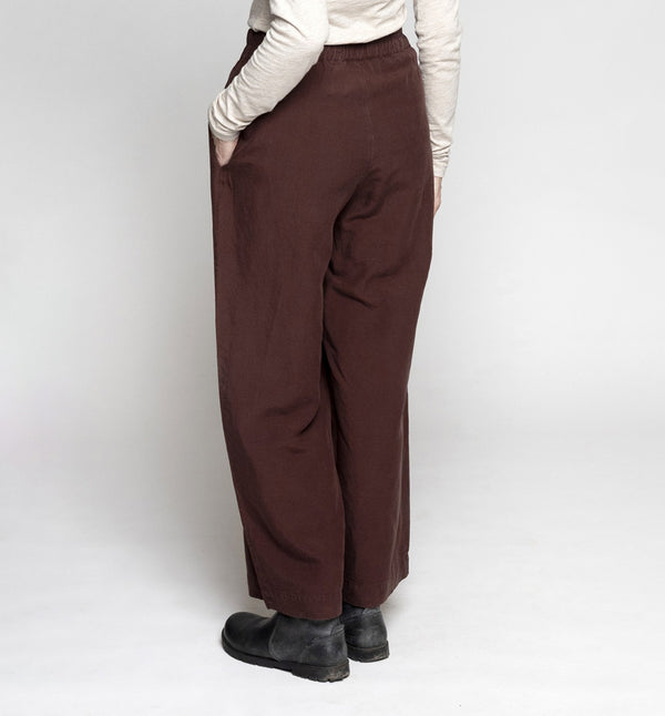 Byxor Thit från dansk Muse Wear. Klassiska och bekväma pull-on-byxor med vida, raka ben. Sydda i en lyxig Tencel- och linneblandning. Designad i danska Thy.&nbsp;

Färg: Kastanj, rödbrun

Material: 70% Tencel,&nbsp;30% linne.&nbsp;Detta tyg är tillverkat i Portugal.

Skötselråd: 30 grader fintvätt

Tillverkad i: Portugal&nbsp;