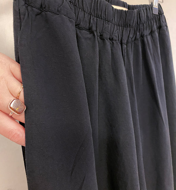 Byxor Thit från dansk Muse Wear. Klassiska och bekväma pull-on-byxor med vida, raka ben. Sydda i en lyxig Tencel- och linneblandning. Designad i danska Thy.&nbsp;

Färg: Svart

Material: 70% Tencel,&nbsp;30% linne.&nbsp;Detta tyg är tillverkat i Portugal.

Skötselråd: 30 grader fintvätt

Tillverkad i: Portugal&nbsp;
