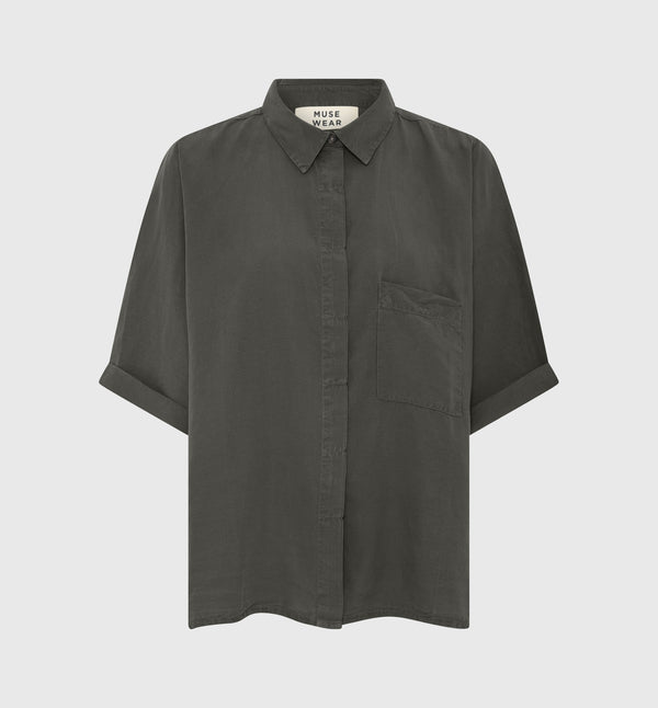 Avslappnad och oversized skjorta Thilde med korta, upprullade ärmar. Designad i danska Thy.&nbsp;

Färg: Mörkt gröngrå

Material: 70% Tencel, 30% lin. Detta tyg är tillverkat i Portugal.

Skötselråd: 30 grader fintvätt

Tillverkad i: Portugal&nbsp;