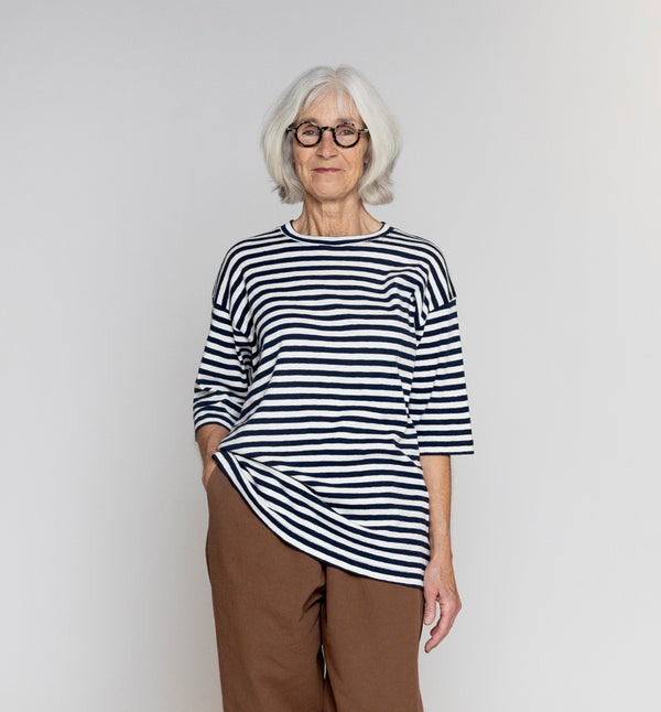 Oversize T-shirt i lite kraftigare lyxig jersey. Designad i danska Thy.&nbsp;

Färg: Cream / Navy

Material: 100% ekologisk bomull.&nbsp;

Skötselråd: 30 grader fintvätt

Tillverkad i: Portugal