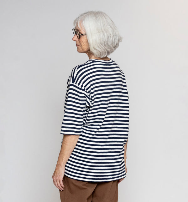 Oversize T-shirt i lite kraftigare lyxig jersey. Designad i danska Thy.&nbsp;

Färg: Cream / Navy

Material: 100% ekologisk bomull.&nbsp;

Skötselråd: 30 grader fintvätt

Tillverkad i: Portugal