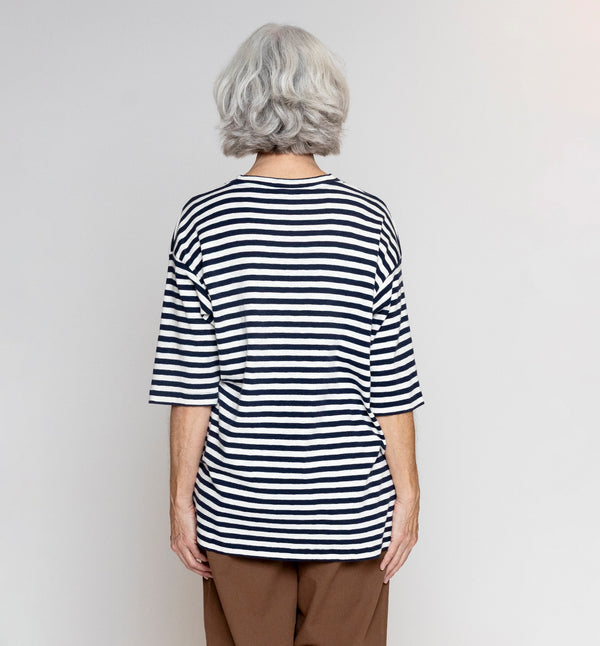 Oversize T-shirt i lite kraftigare lyxig jersey. Designad i danska Thy.&nbsp;

Färg: Cream / Navy

Material: 100% ekologisk bomull.&nbsp;

Skötselråd: 30 grader fintvätt

Tillverkad i: Portugal