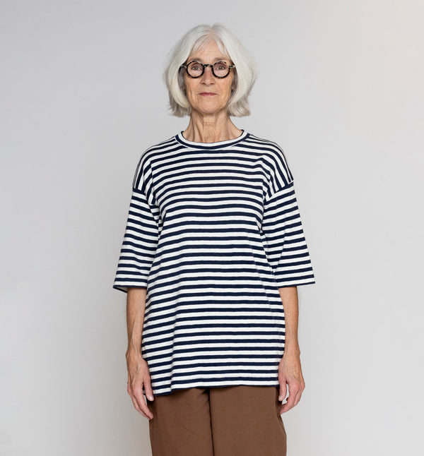 Oversize T-shirt i lite kraftigare lyxig jersey. Designad i danska Thy.&nbsp;

Färg: Cream / Navy

Material: 100% ekologisk bomull.&nbsp;

Skötselråd: 30 grader fintvätt

Tillverkad i: Portugal