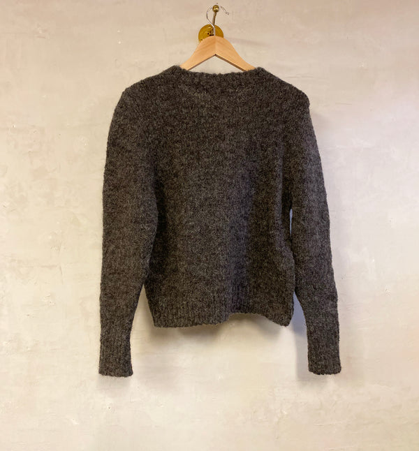 Kofta Tallulah från Sibin Linnebjerg. Stickad i en härlig alpackablandning. Rundad halsringning, resår vid ärmslut, 7 knappar fram.

Färg: Antrazit

Material: 85% i fin alpackaull, 15% polyamid. Certifierad mulesingfri ull. Garnet kommer från Italien.

Tillverkad i: Serbien&nbsp;

Tvätt: 30 grader ulltvätt